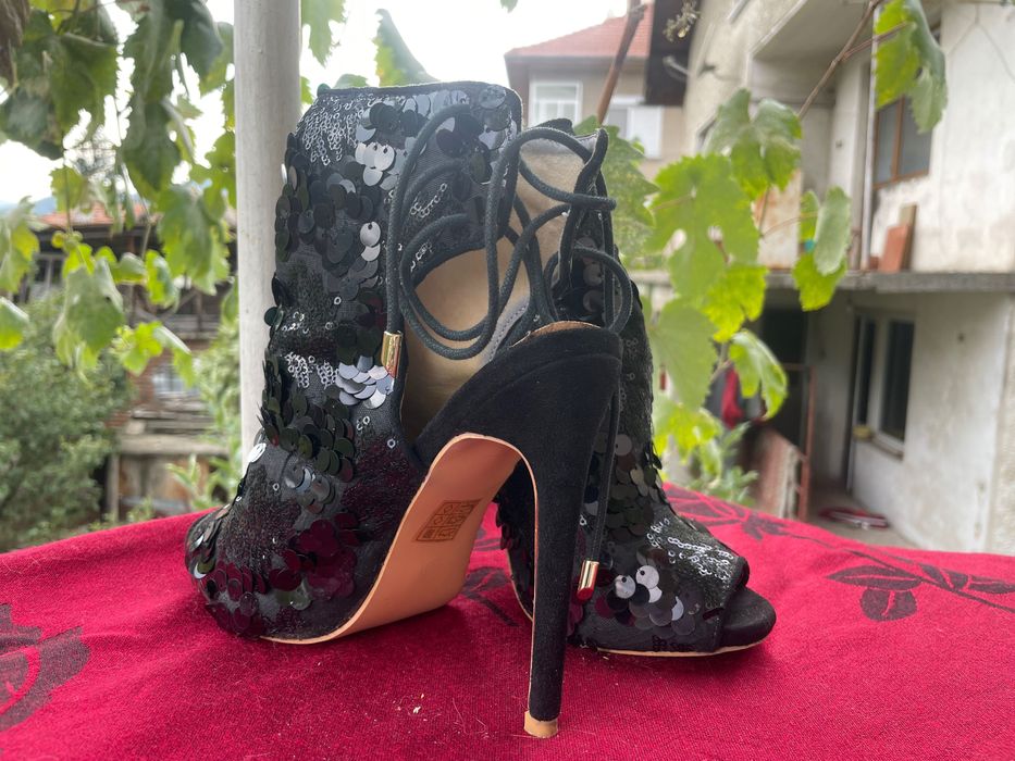 Черни обувки на висок ток