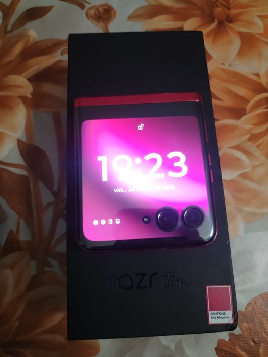 Motorola Razr 40 Ultra (flip) 256gb viva magenta