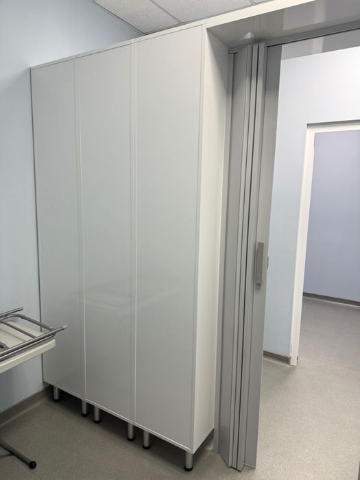 Гардероб,шкафчета за работници с отделения и врата хармоника