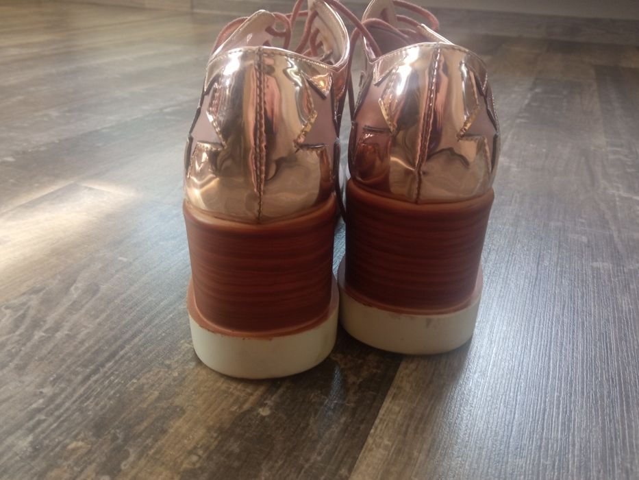 Дамски обувки на платформа