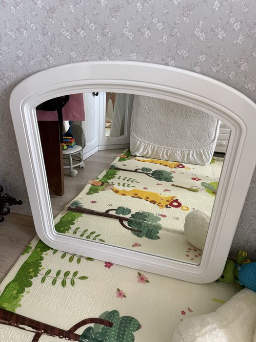 Зеркало в раме деревянной