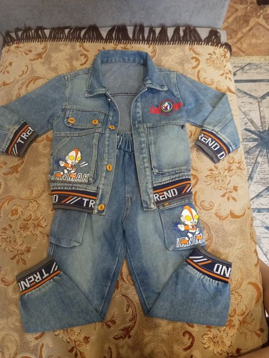 Джинсовый костюм.