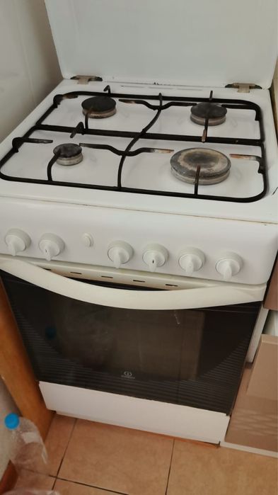 Продам газ плиту и холодильник
