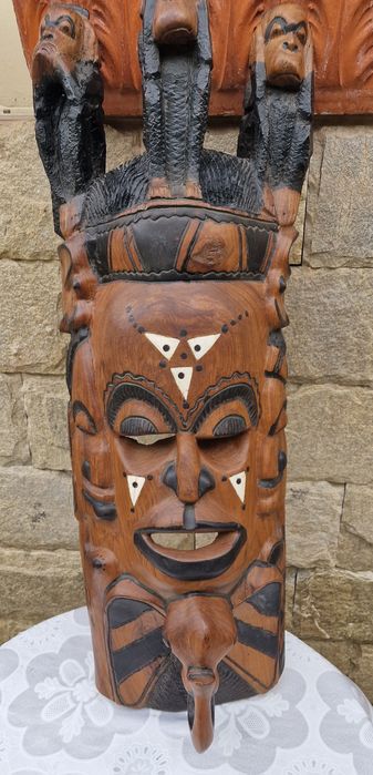 Тежка и масивна дървена маска дялана изцяло от едно цяло дърво