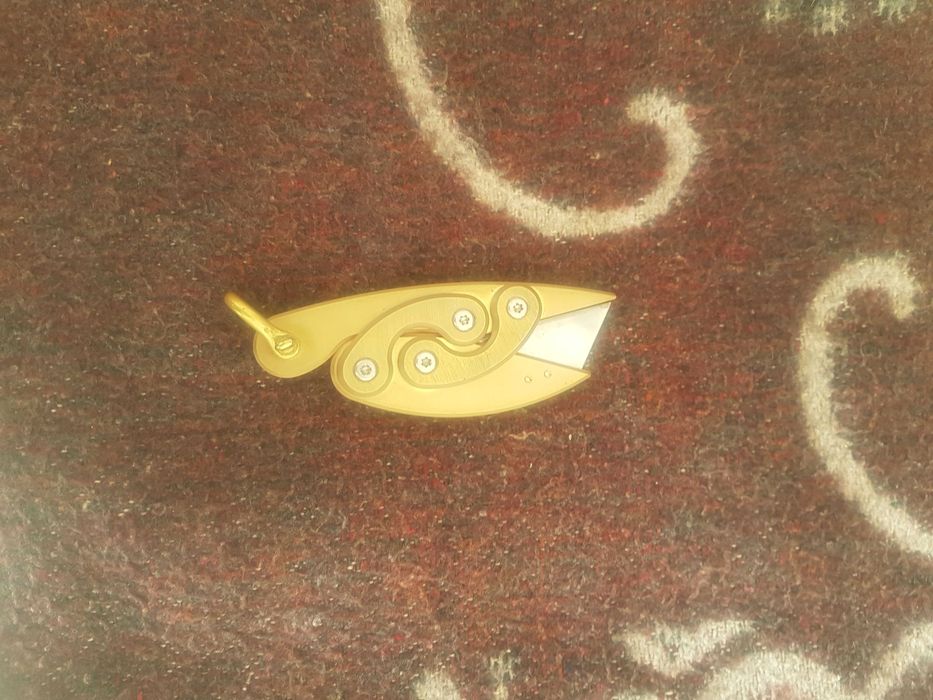 ножче джобно с формата на риба