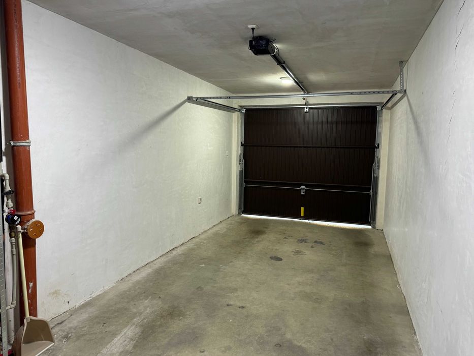 Просторен гараж с автоматична врата и лесен достъп – кв. Гагарин