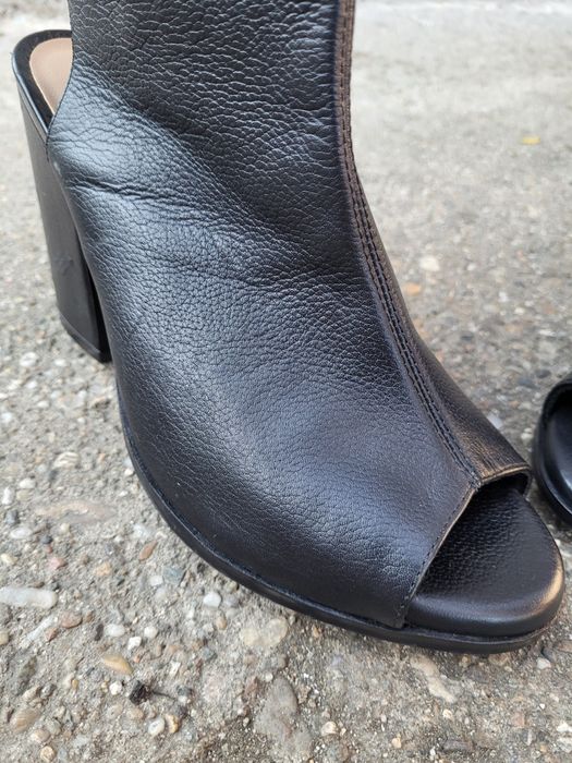 Botine decupate din piele