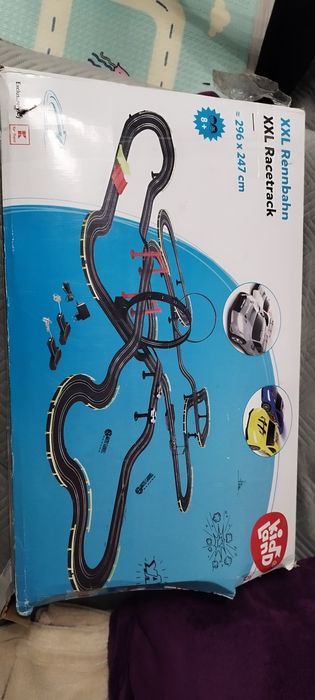 Pista este foarte mare, folosită, dar în stare bună