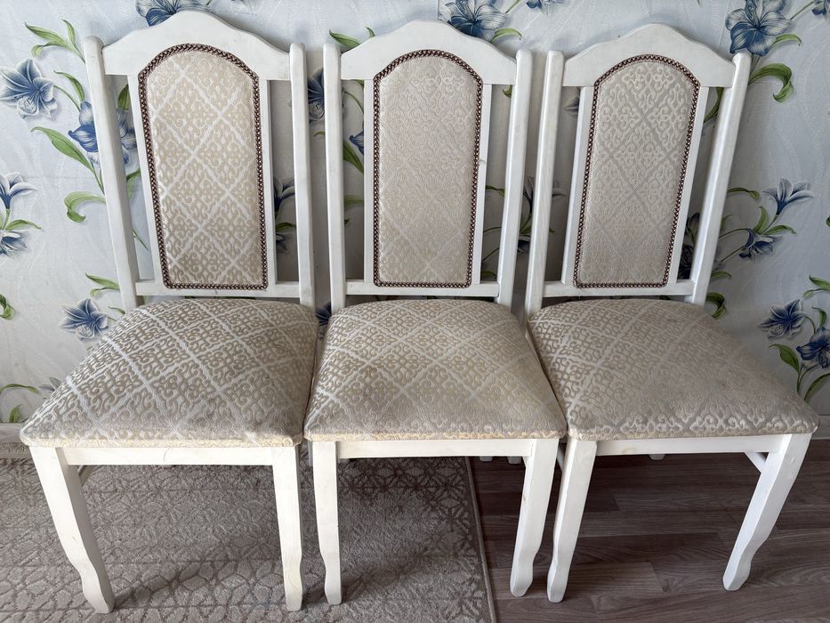 Стол и стулья для зала