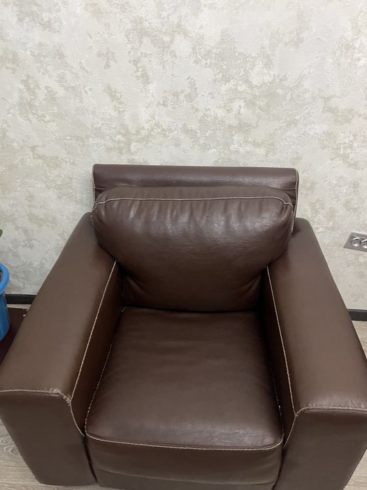 Коженный диван с кресломи