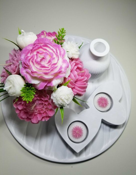 Свещи цветя от соев восък в гипсокерамични ръчно изработени изделия