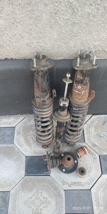 Амортизатор на Лексус