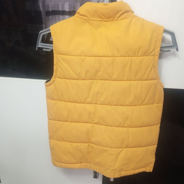 Продам фирменную жилетку на осень очень теплая и стильная. 4-5лет