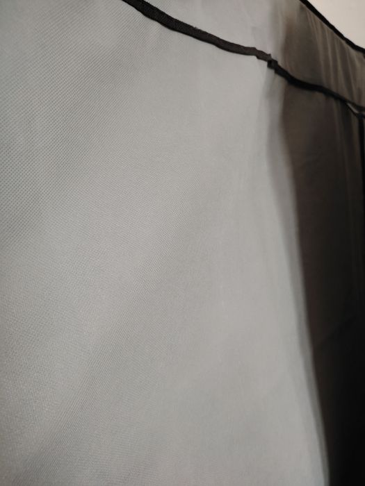 Vând dulap textil gri, înălțimea 160 vm și lățimea 1m,este încăpător are rafturi și este în stare bună