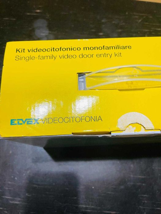 Kit interfon video Vimar K40910 camera gri și monitor alb