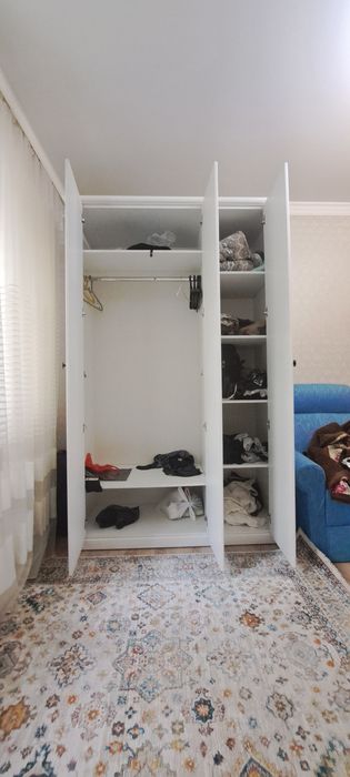 Белый трёхдверный шкаф для одежды