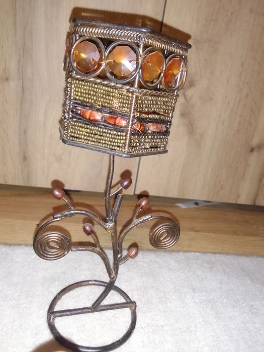 Свещник, метални уплетки с апликации от цветно стъкло.