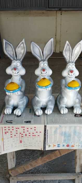 Продаются скульптуры зайцев.
