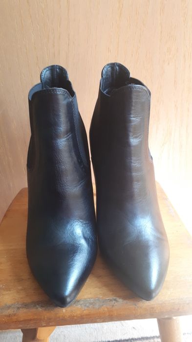 Ghete din piele   nr 37 culoare negru 150 ron