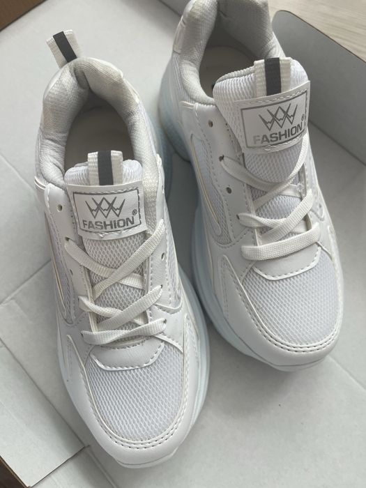 Снежнобели маратонки – нови и стилни, с кутия