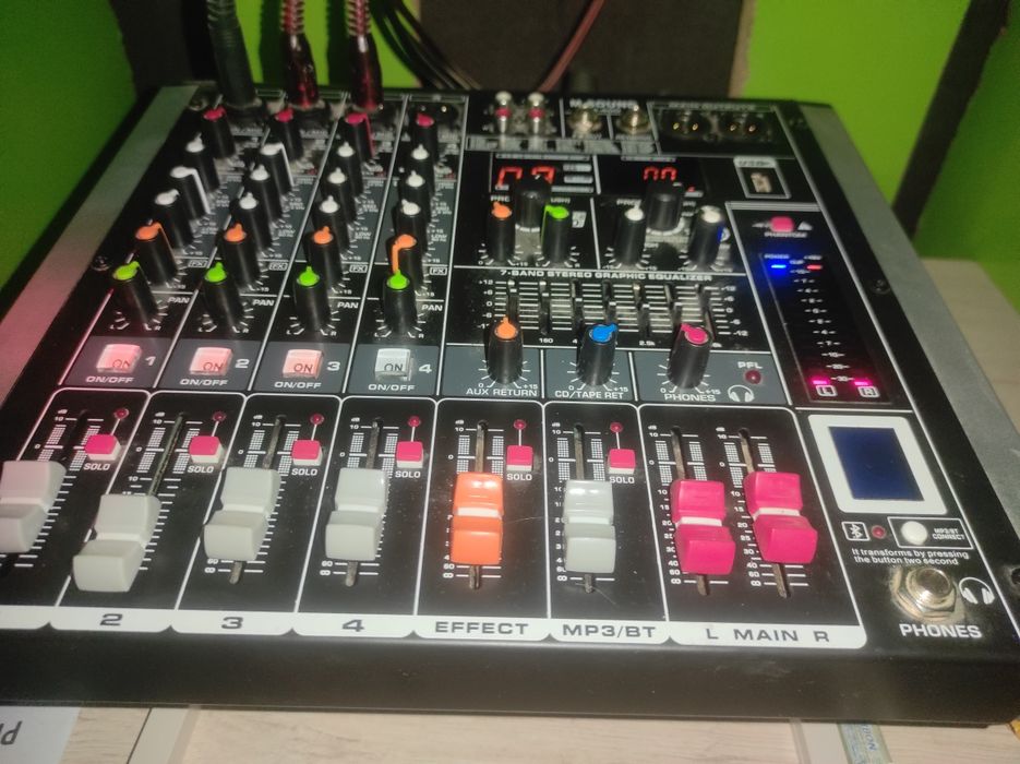 Karaoke tilvizir devan kondisanermikrafon