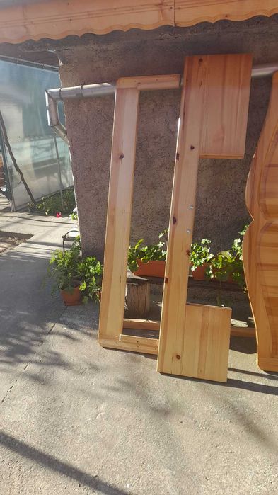 Продавам легло от масивно дърво с метална рамка и чекмеджета
