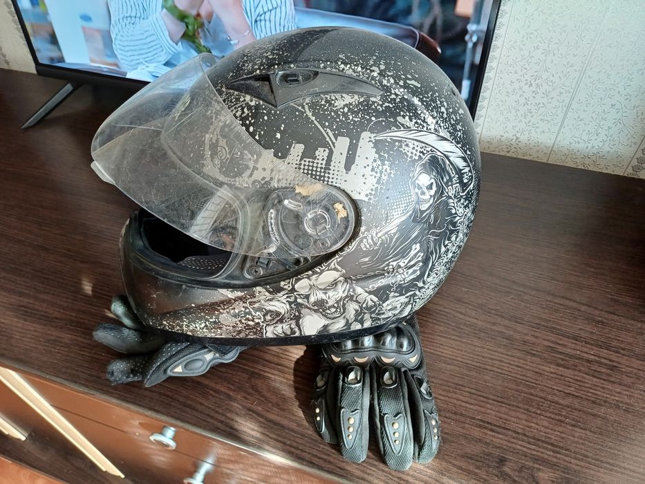 Мотошлем с перчатками