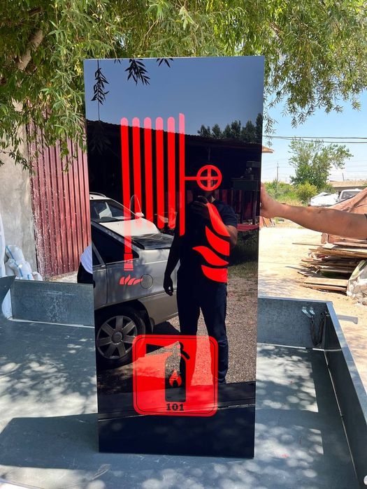 Пожарный шкаф стеклом на двери