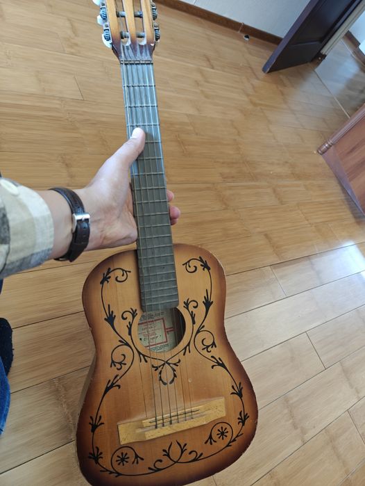 Продам укулеле, гиталее в хорошем состоянии.