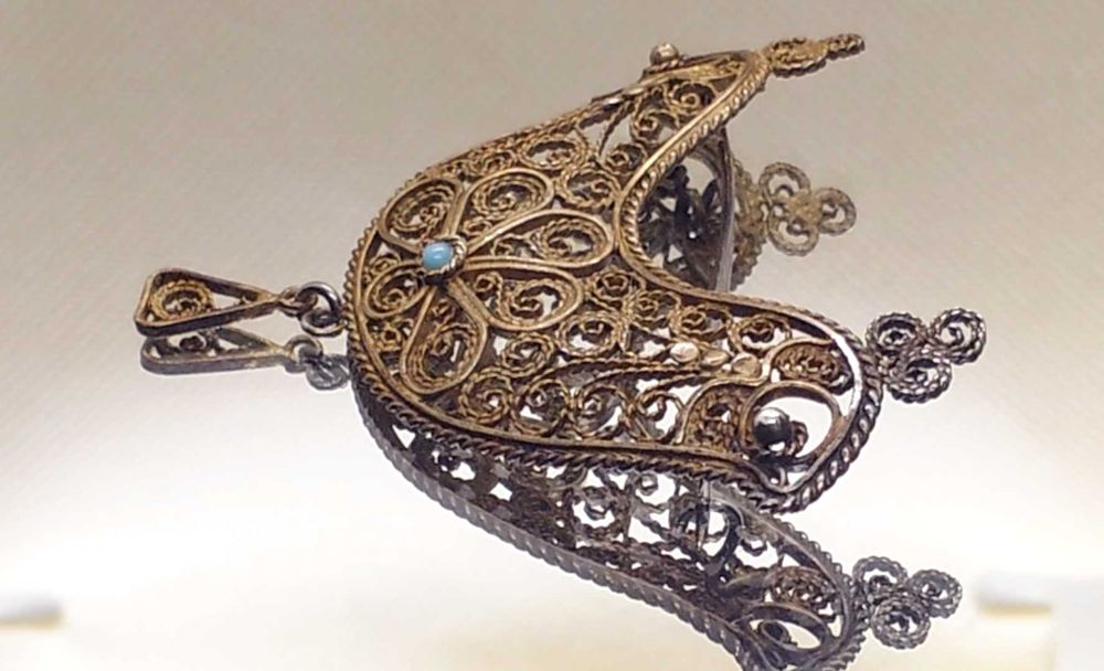 Broșă de Colecție "Păunii Regali" – Argint Aurit