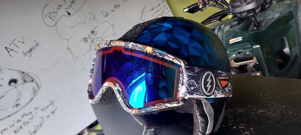 Casca si ochelarii  Atomic M cu  creasta detașabilă.