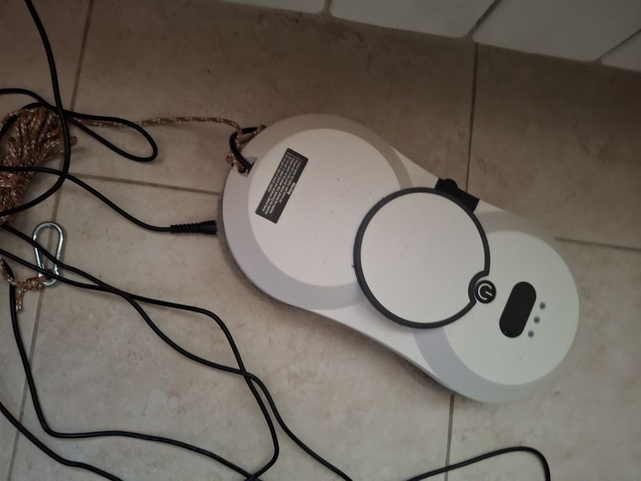 Смарт робот за почистване на прозорци