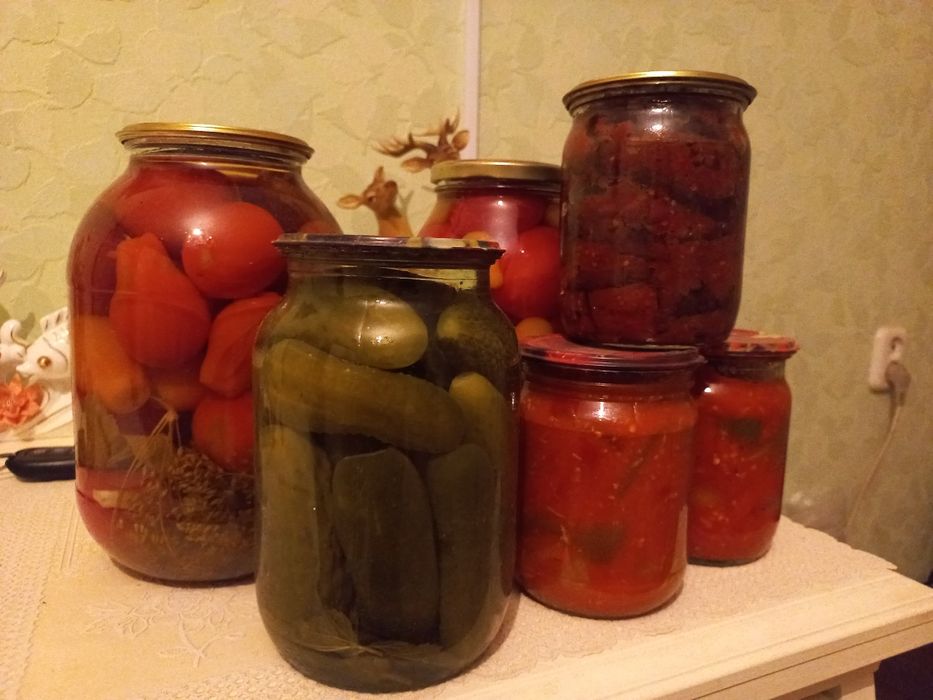 Домашняя засолка и листья базилика.