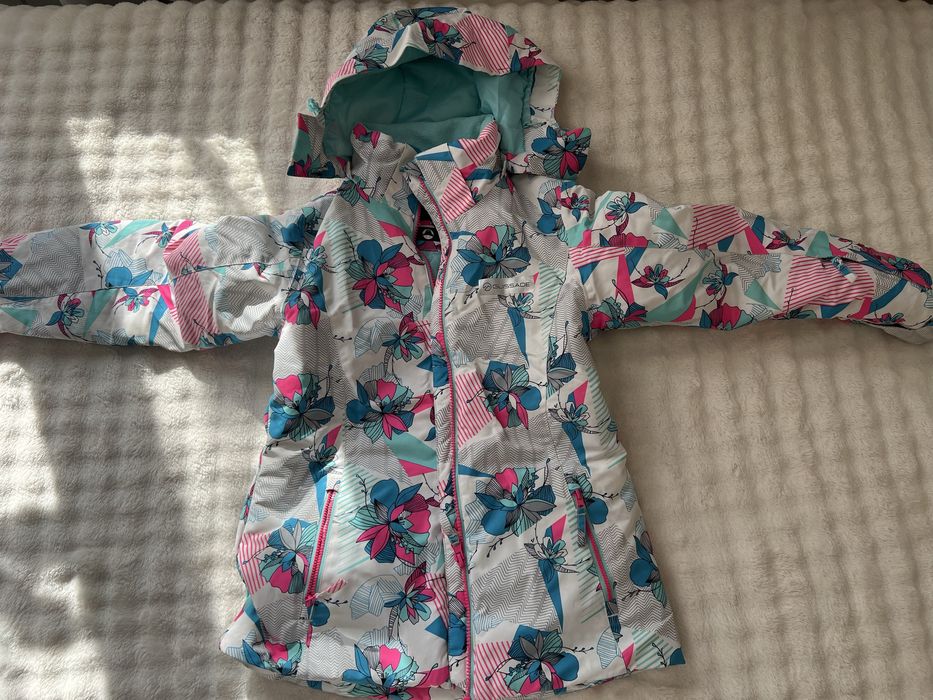 Продам куртку на девочку рост 140-146