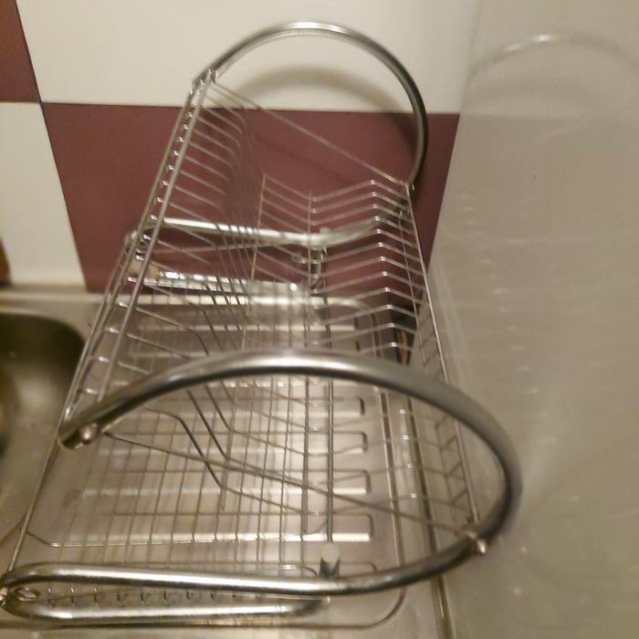 Vind suport din inox pentru vase. Are rugina la partea de dedesubt .