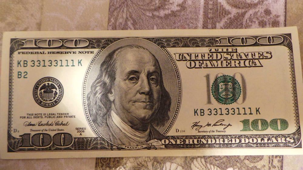 Банкнота 100 долларов с красивым номером.