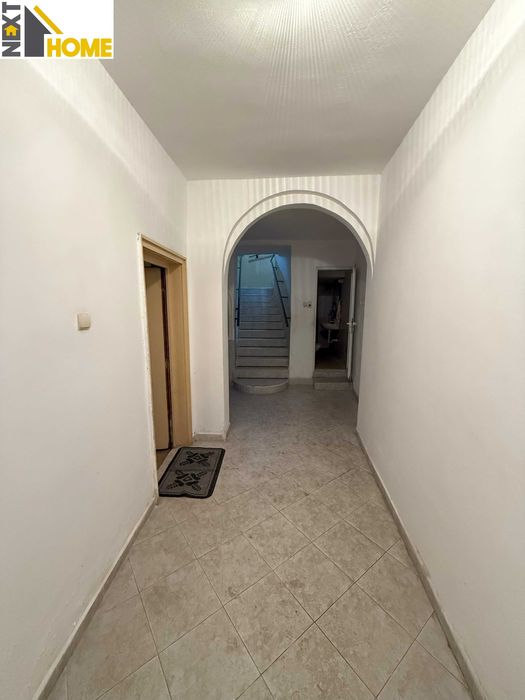 Самостоятелна къща със собтвено дворно място