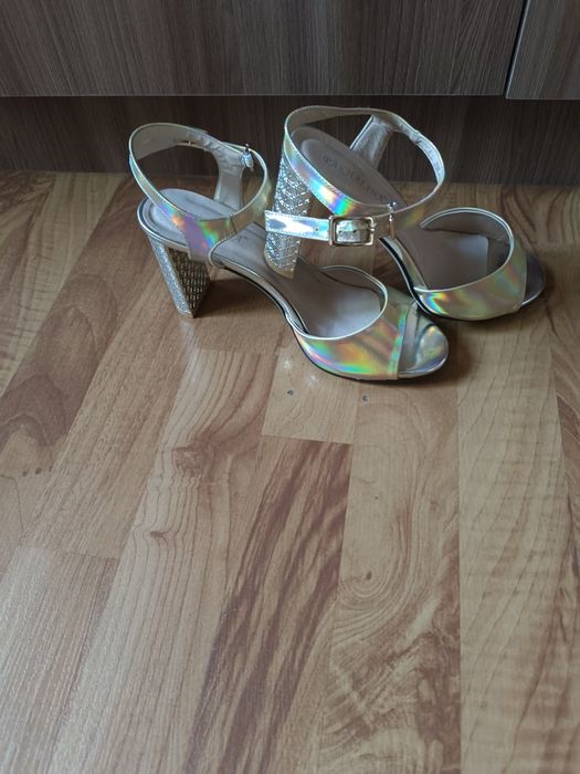 Босоножки женские