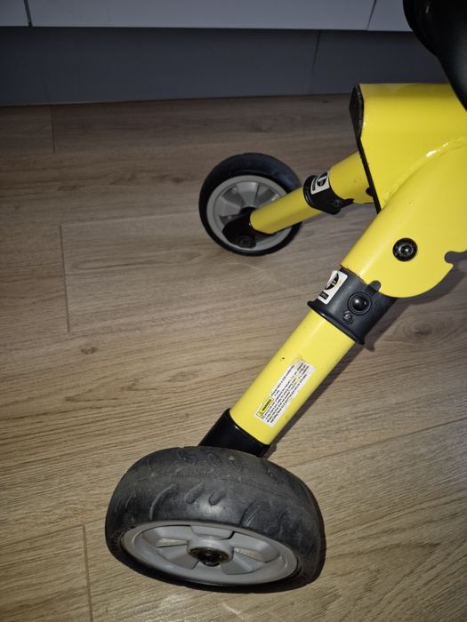 Tricicletă XJD pentru intervalul de vârstă 1-3 ani.