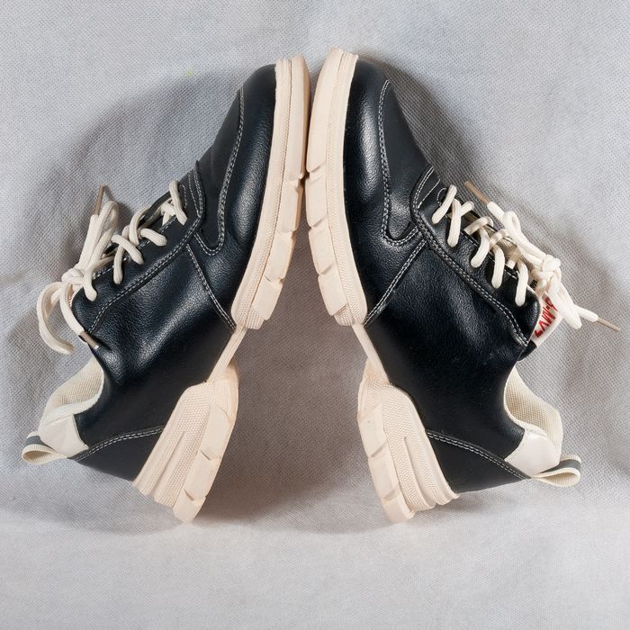 Обувь 39 размера ищет свою хозяйку.