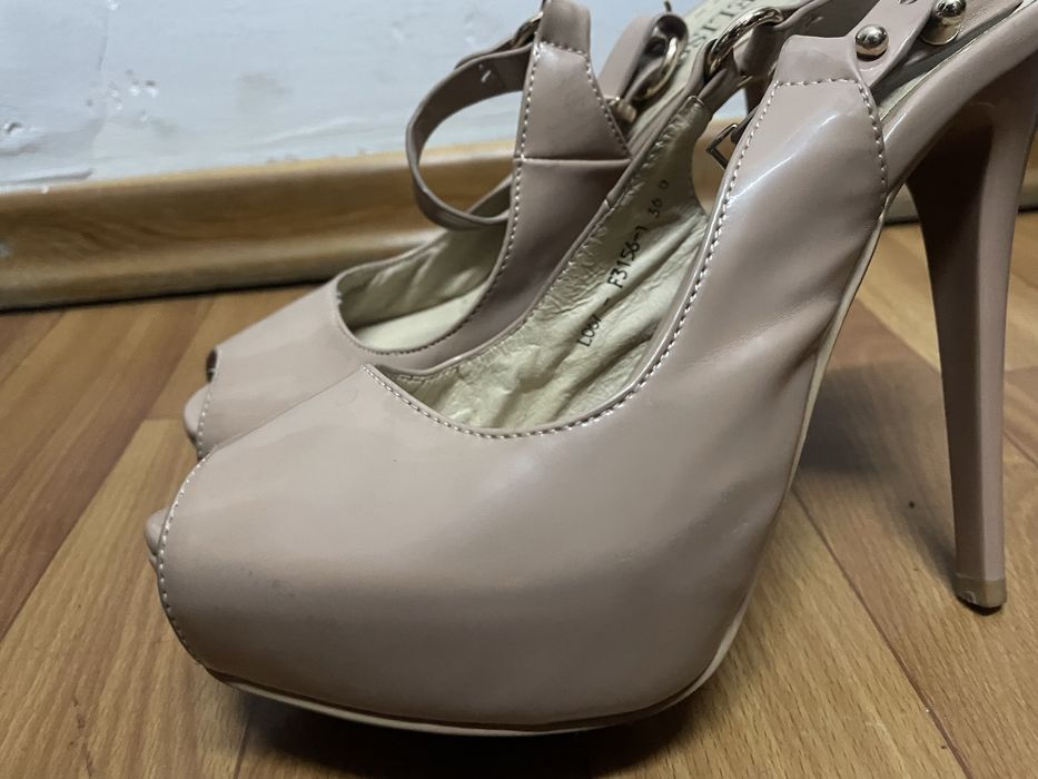 Продам туфли, одевала 1 раз, размер 37 на скрытой платформе