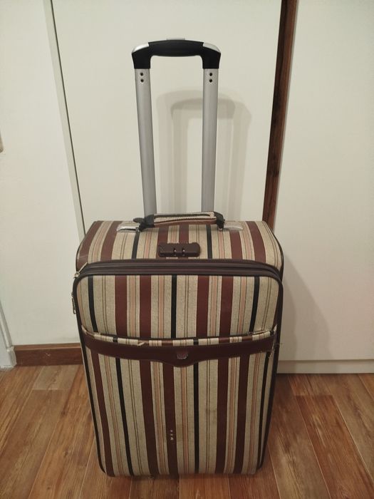 Продаётся чемодан б/у