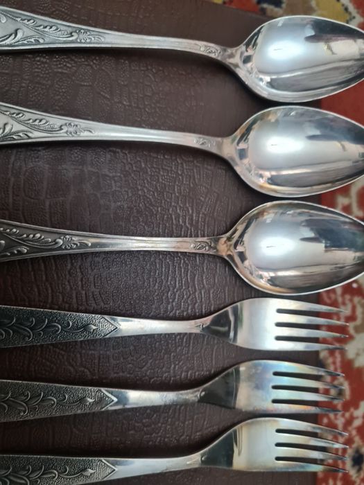 Продаётся набор ложек и вилок.