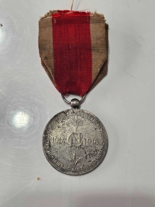 Lot vintage de 8 insigne si medalii diferite 6