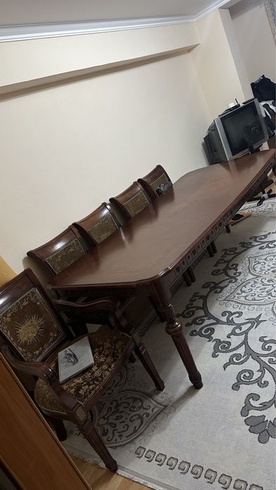 Продадим дешево большой диван, стол, стулья