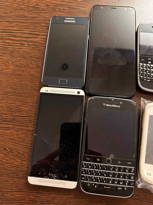 Lot 8 telefoane mobile vechi – Samsung, HTC, BlackBerry, Nokia – pentru piese sau recondiționare