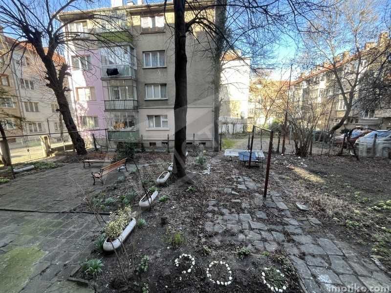 Едностаен на метри от Медицинския университет