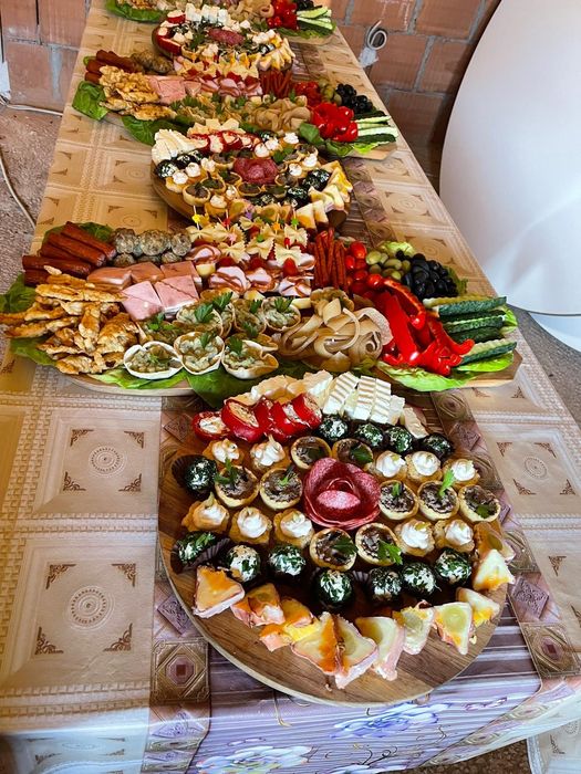 Servicii Catering Evenimente – Platouri Festive & Închiriere Logistică