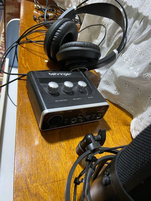 Набор для записи, микрофон, звуковая карта и наушники студийные