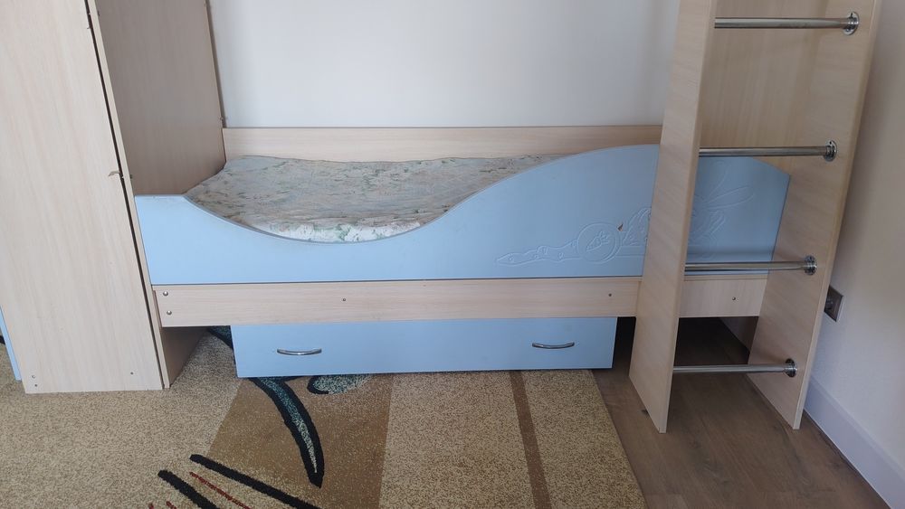 Двухяростный кровать